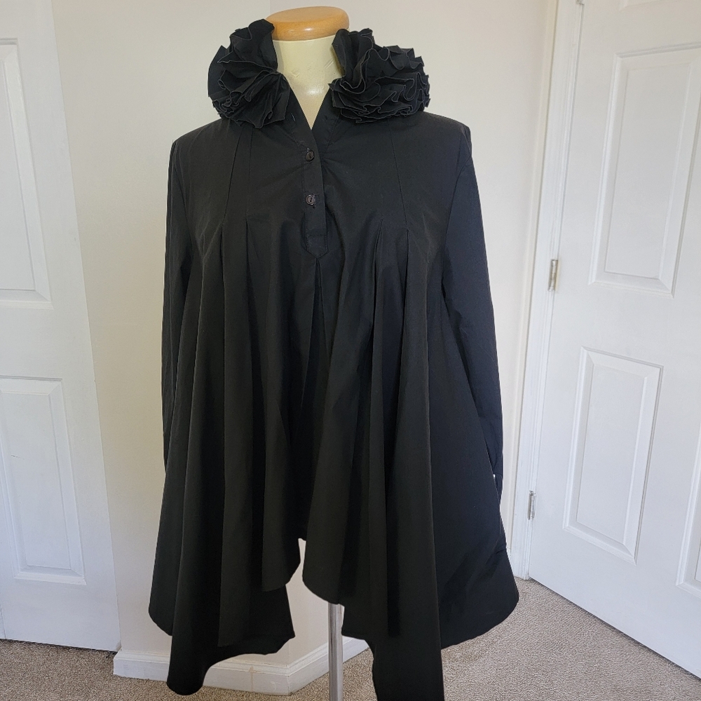 High Low cotton Shirt with ruffle collar and zipper on sleeves